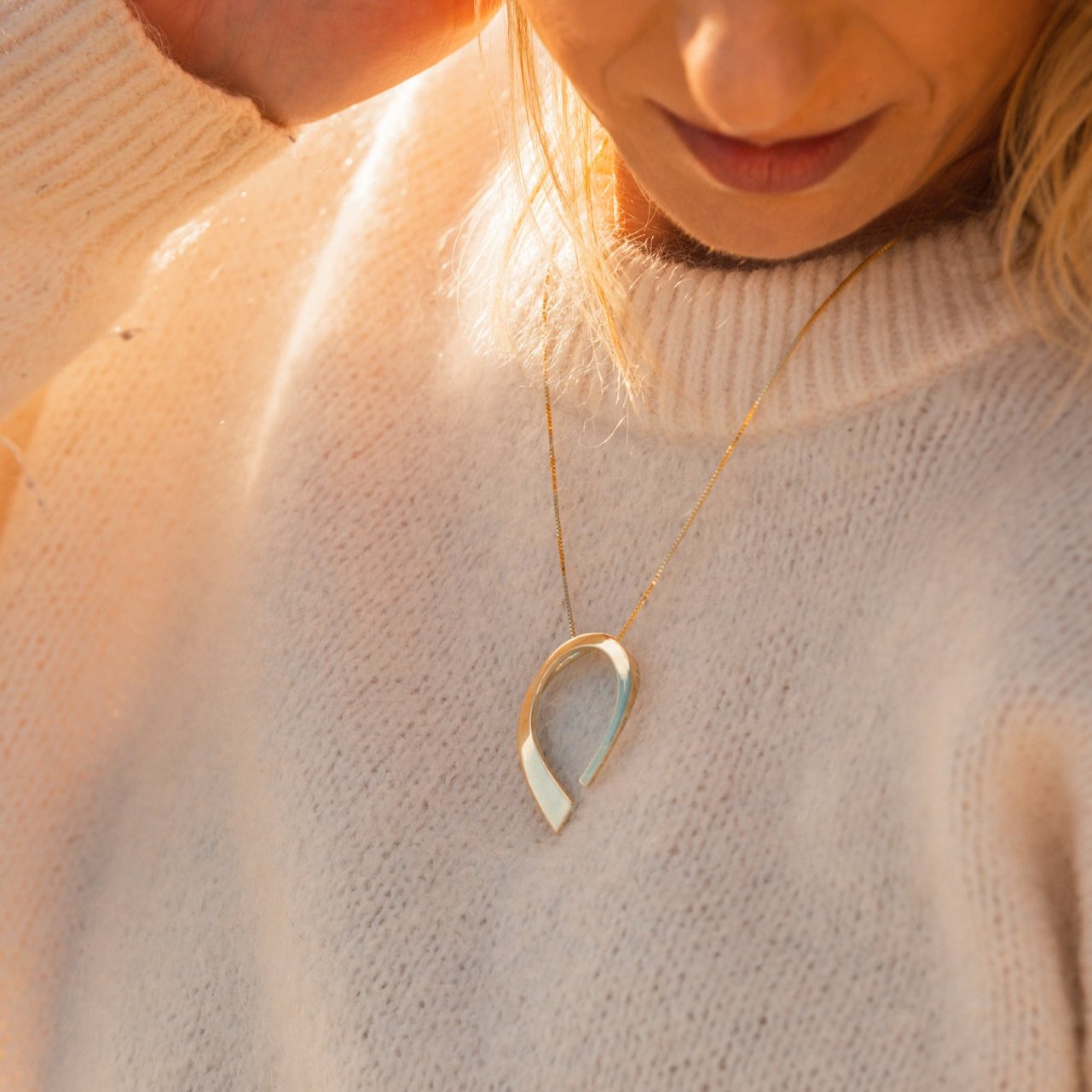 Preikestolen Curve Gold Necklace - Large