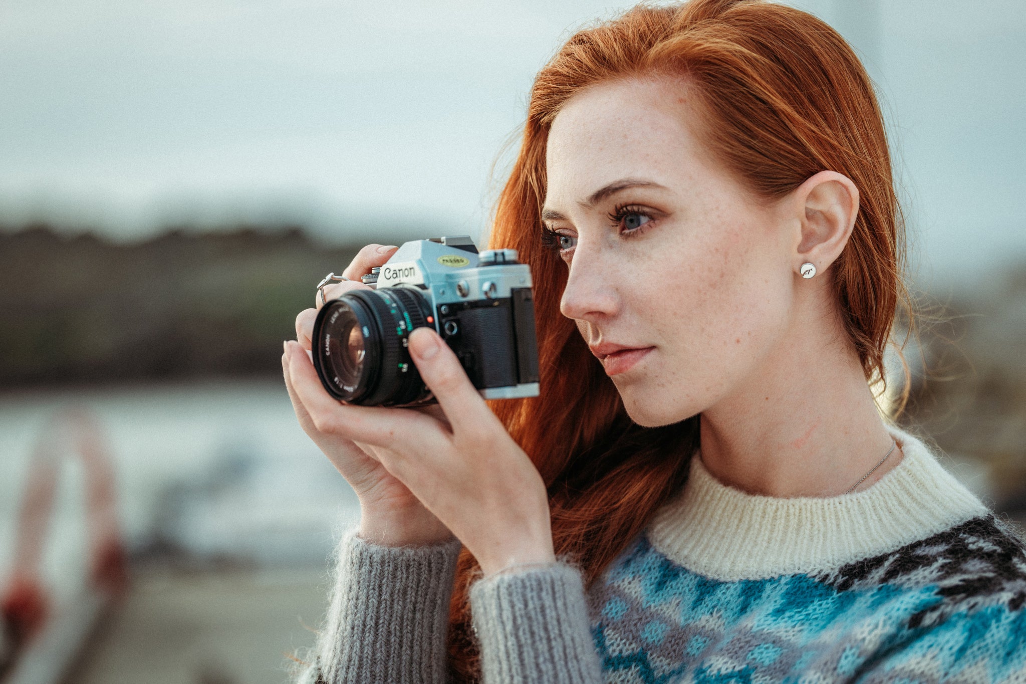 Malin is taking nice jewellery pictures